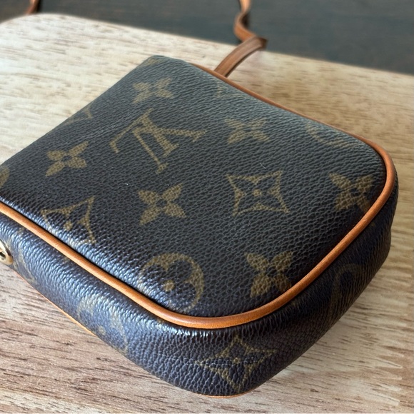 Authentic Louis Vuitton Monogram Mini Lin Pochette Cancun Crossbody Pouch - Picture 3 of 13
